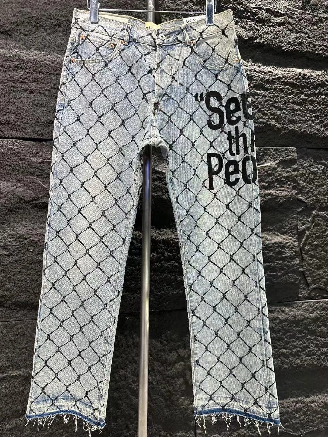 #8114 P240💰 GALLERY DEPT. Barbed wire letter printed denim washed and distressed spliced jeans - Original purchase and pattern making to truly restore the ultimate vintage texture - Original hardware accessories, washed and other elevators, QR code analysis are all purchased from the original factory, high degree of restoration, you are welcome to compare with a certain product~ - Three-dimensional version Loose and comfortable, not picky about the figure, taller and slimmer, factory Seiko, original factory quality control, same style for men and women, can be matched with couples, versatile recommendation Essential jeans for all seasons Color: Blue Size: S-XXL (28-36)
